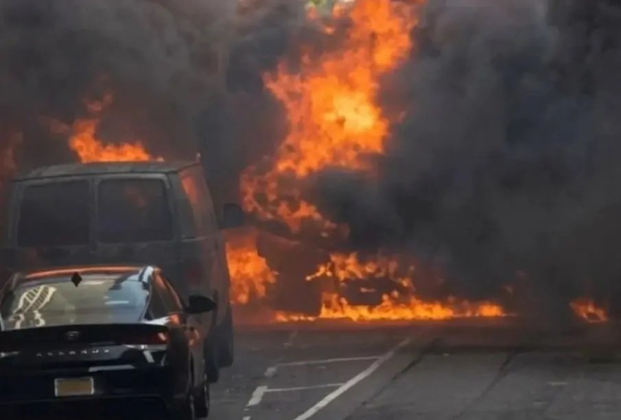Gran incendio de un auto en Nueva York