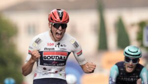 Francés gana etapa 18 en Italia, Egan Bernal sigue igual
