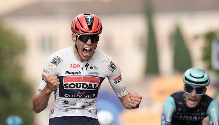 Francés gana etapa 18 en Italia, Egan Bernal sigue igual