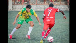 Tensos momentos en partido de fútbol