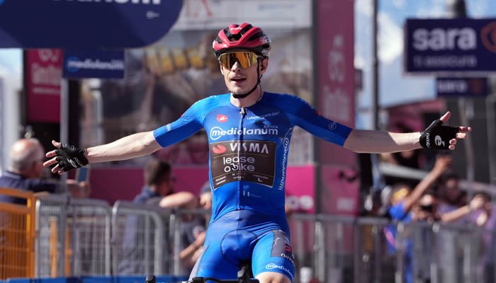 Giro de Italia con nuevo líder y Bernal, cerca del top 10