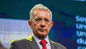 Álvaro Uribe, citado por la Fiscalía