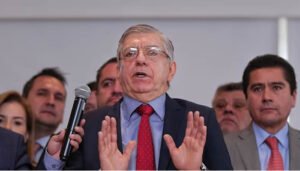 Ex presidente César Gaviria, hospitalizado