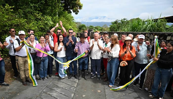 Gobernación del Huila entrega nueva placa huella  en Campoalegre