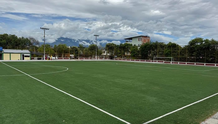 Alcaldía de Neiva entrega renovada la cancha sintética del barrio Canaima