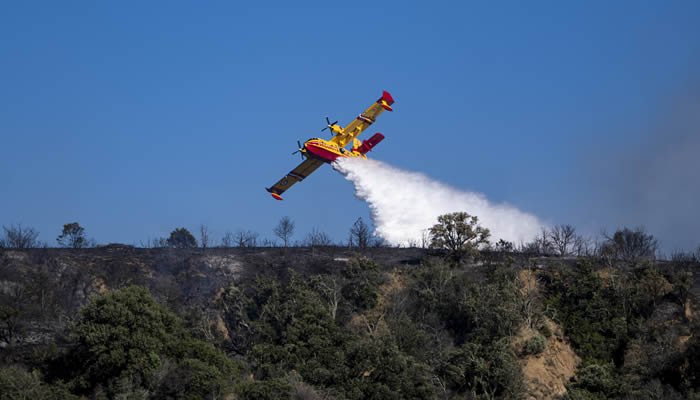 Europa ayuda a una Francia sumida en incendios forestales