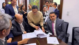 Gobierno radica presupuesto de $575,6 billones para 2027