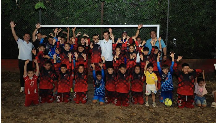 Entrega de implementación deportiva en la Comuna Nueve