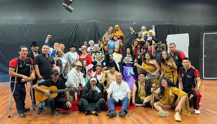 Más de 70 artistas se graduaron como licenciados en educación artística