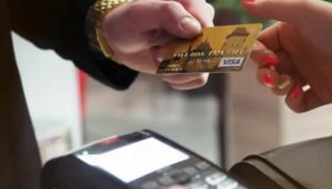 Suben los intereses de tarjetas de crédito durante agosto