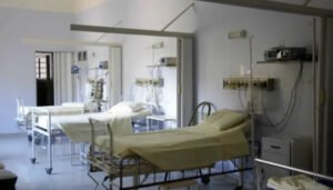 Hospitales y clínicas piden medidas financieras especiales tras terremoto