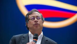 Ex presidente Petro se puede ir del país