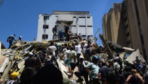Sube a 329 el número de muertos por el terremoto