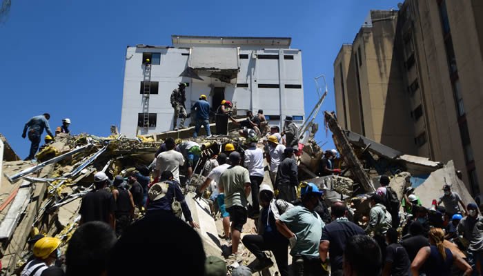 Sube a 329 el número de muertos por el terremoto