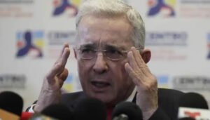Fiscalía continuará investigación contra Uribe