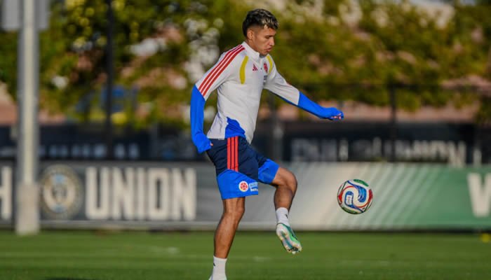 Colombia entrena con grupo completo