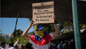Denuncian traslados de presos políticos en Venezuela
