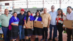 Estudiantes de La Argentina reciben computadores para fortalecer su educación
