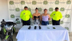 Capturadas dos mujeres con base de coca en su poder