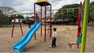 Falla Bernal estrena parque infantil
