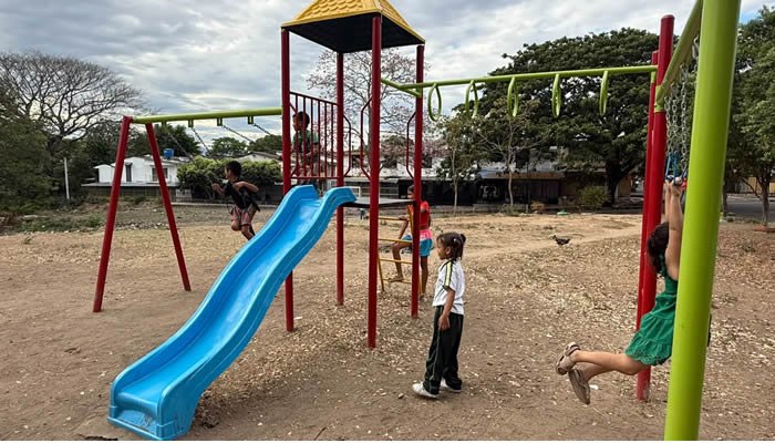 Falla Bernal estrena parque infantil