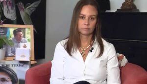 Viuda de Miguel Uribe señala al partido Comunes