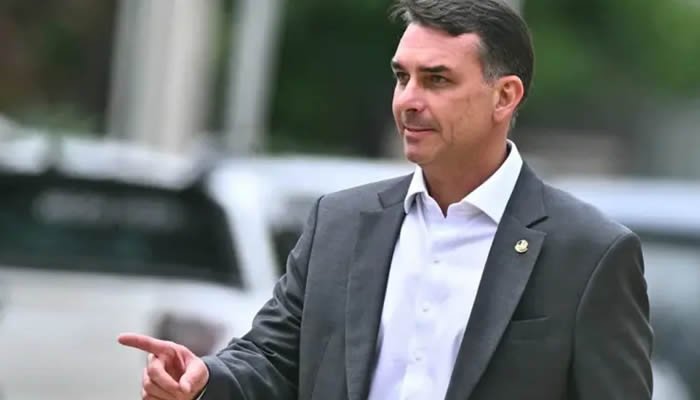 Flávio Bolsonaro se declara presidente de Brasil desde Estados Unidos