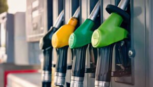 Gobierno frena alza de $46 en la gasolina para octubre